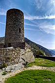 Liguria - Le Cinque Terre. Il Sentiero Verdeazzurro da Vernazza a Riomaggiore. Resti delle fortificazioni medioevali a Vernazza.